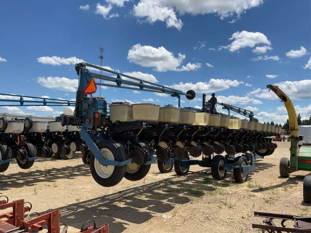 Image of Kinze 2600 equipment image 3
