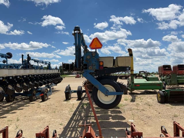 Image of Kinze 2600 equipment image 4