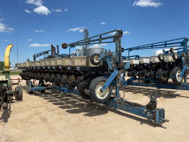 Image of Kinze 2600 equipment image 2