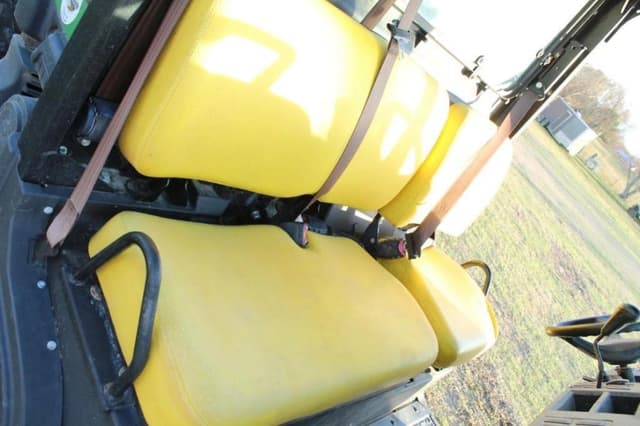 Image of John Deere XUV 835M equipment image 3