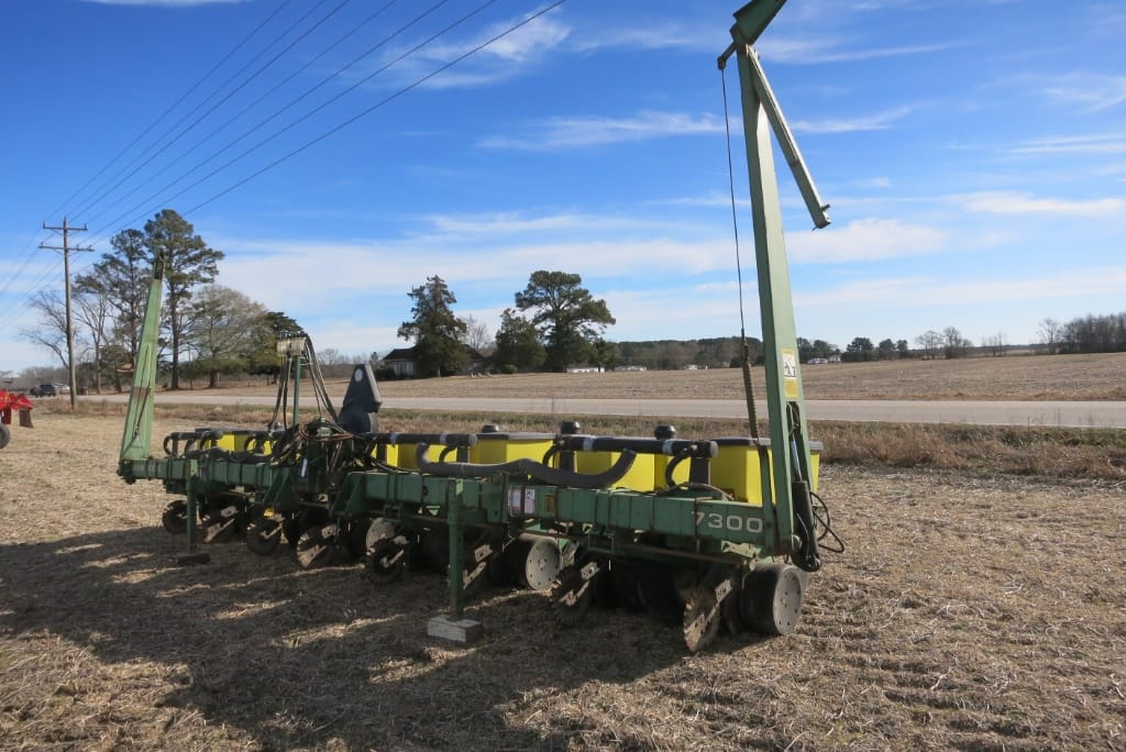John Deere 7300 Equipment Image0