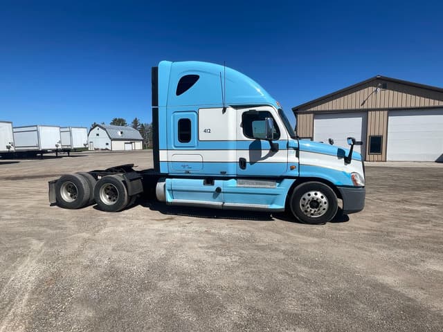 Image of Freightliner Cascadia equipment image 3