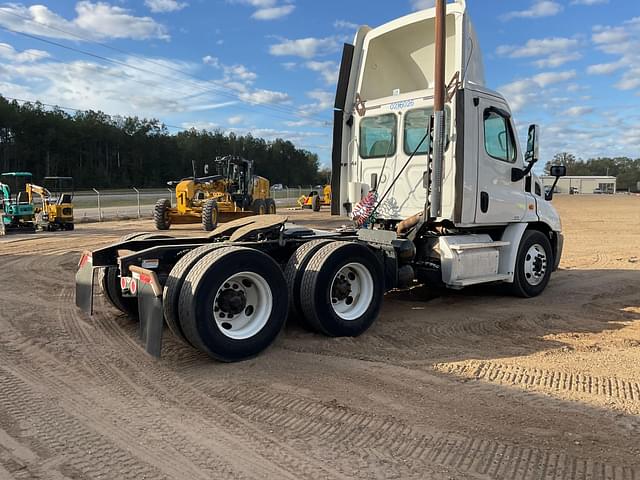 Image of Freightliner Cascadia equipment image 4