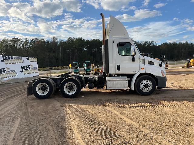 Image of Freightliner Cascadia equipment image 3