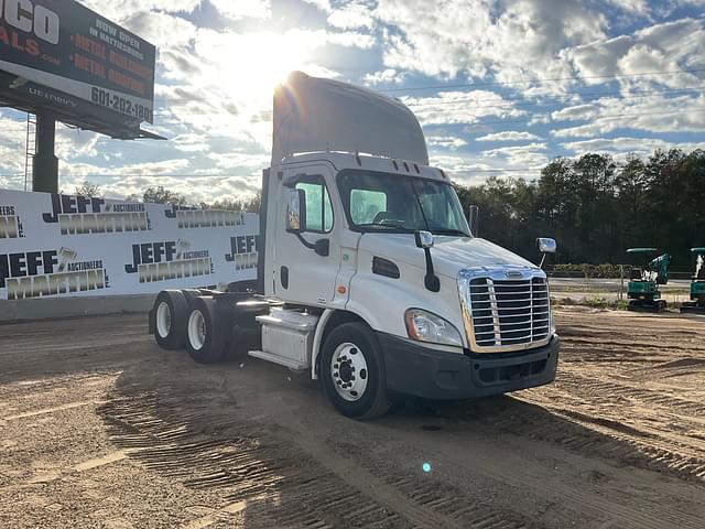 Image of Freightliner Cascadia equipment image 2