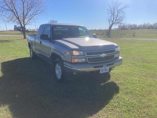 Image of Chevrolet Silverado equipment image 3