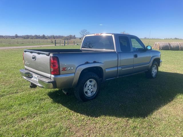 Image of Chevrolet Silverado equipment image 4