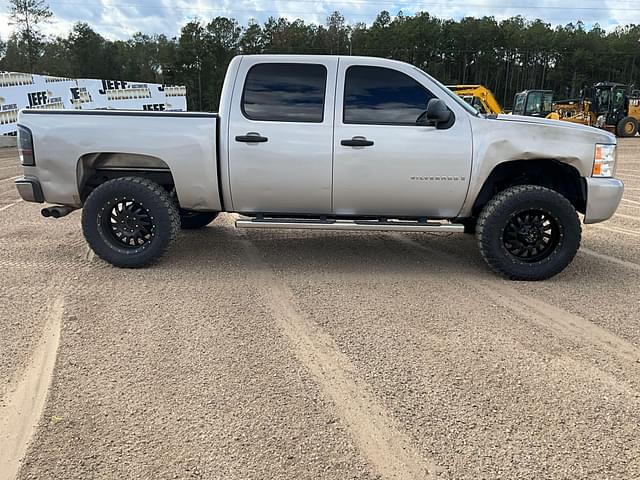 Image of Chevrolet Silverado equipment image 3