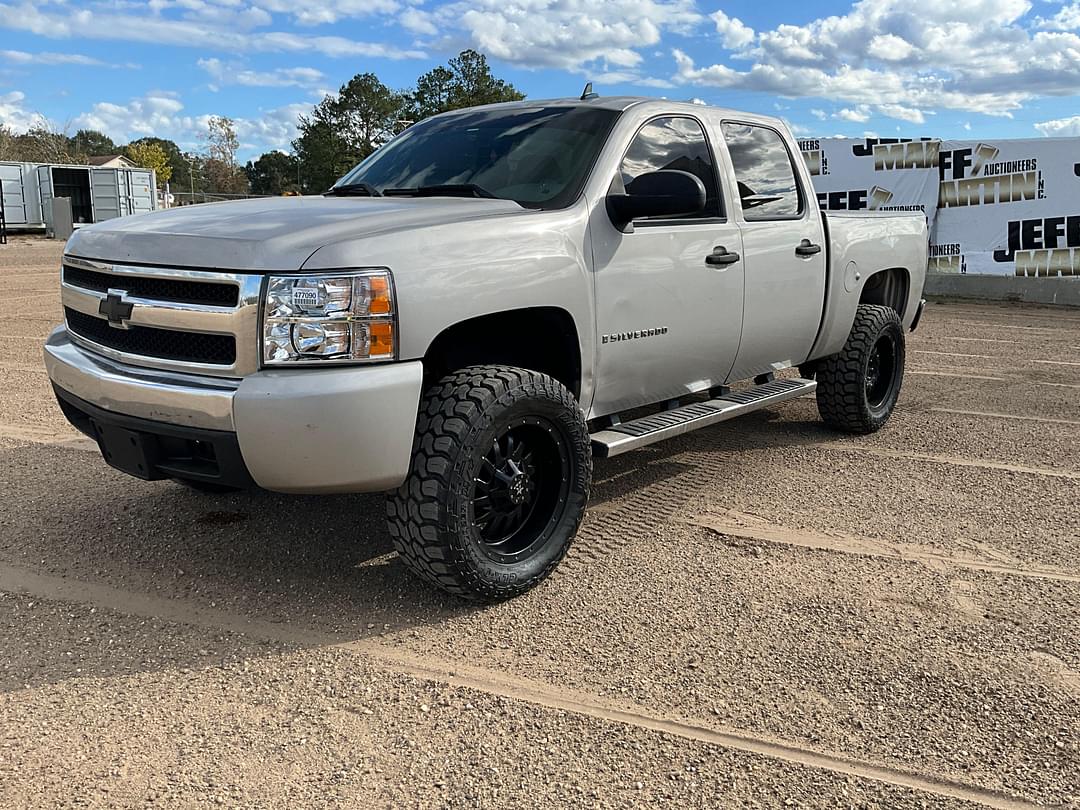 Image of Chevrolet Silverado Primary image