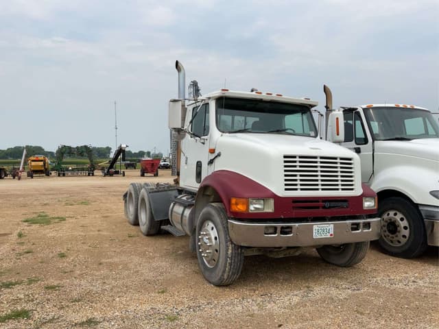 Image of International 8100 equipment image 2