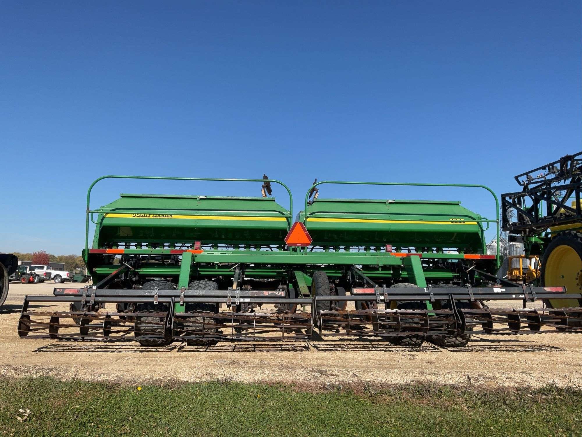 John Deere 1560 Equipment Image0