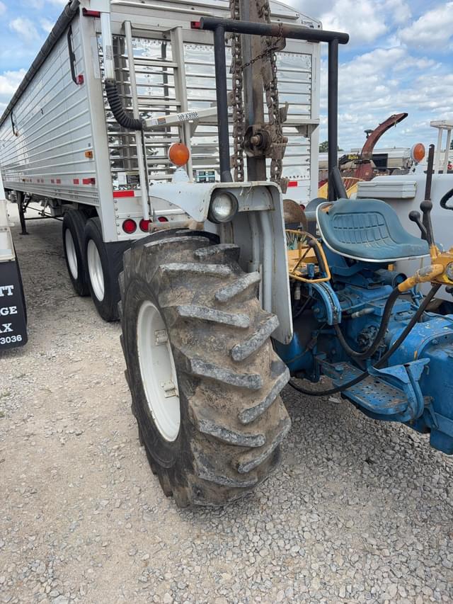 Image of Ford 4000 equipment image 4