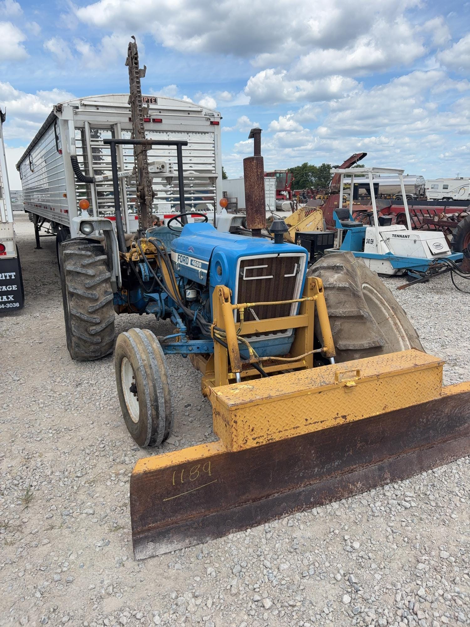Ford 4000 Equipment Image0