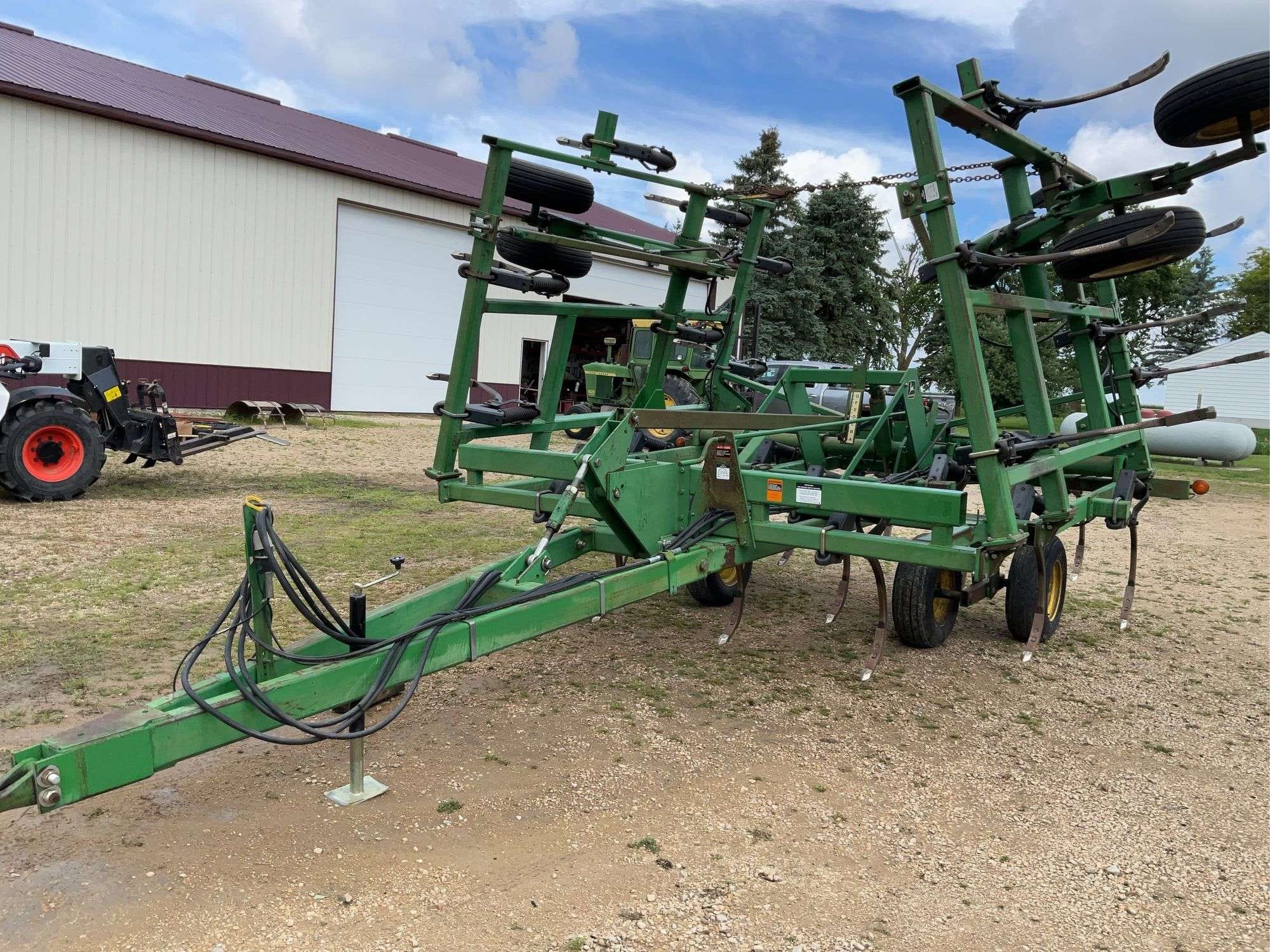 John Deere 680 Equipment Image0