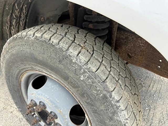Image of Ford F-350 equipment image 2