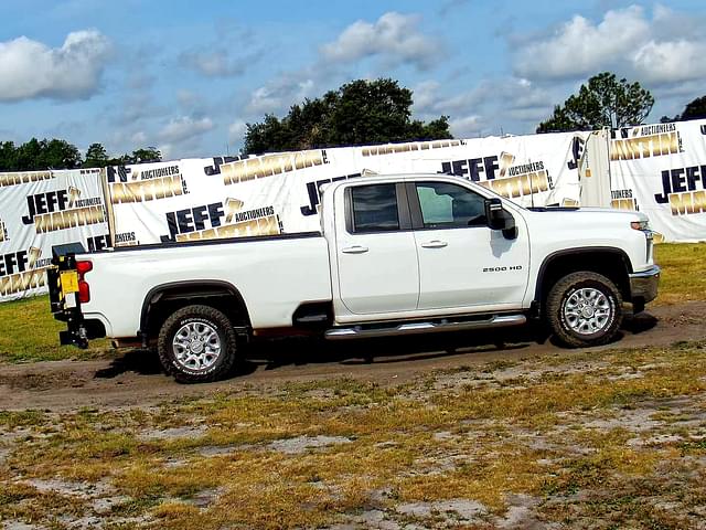 Image of Chevrolet Silverado equipment image 3