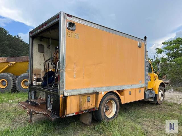 Image of International 4900 equipment image 3