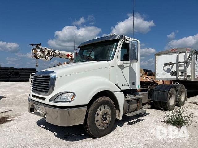 Image of Freightliner Columbia equipment image 1