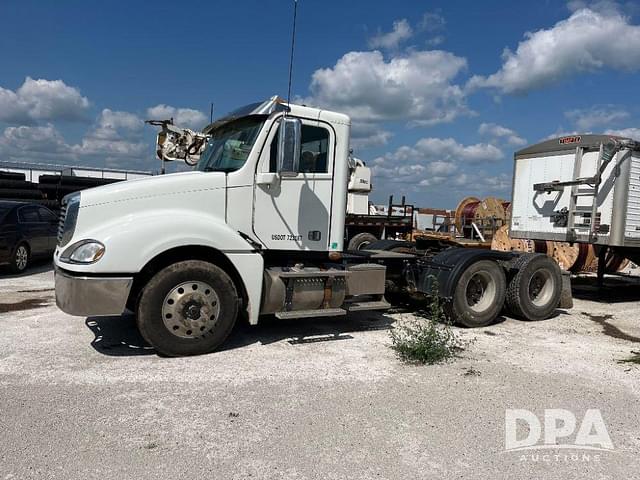 Image of Freightliner Columbia equipment image 2