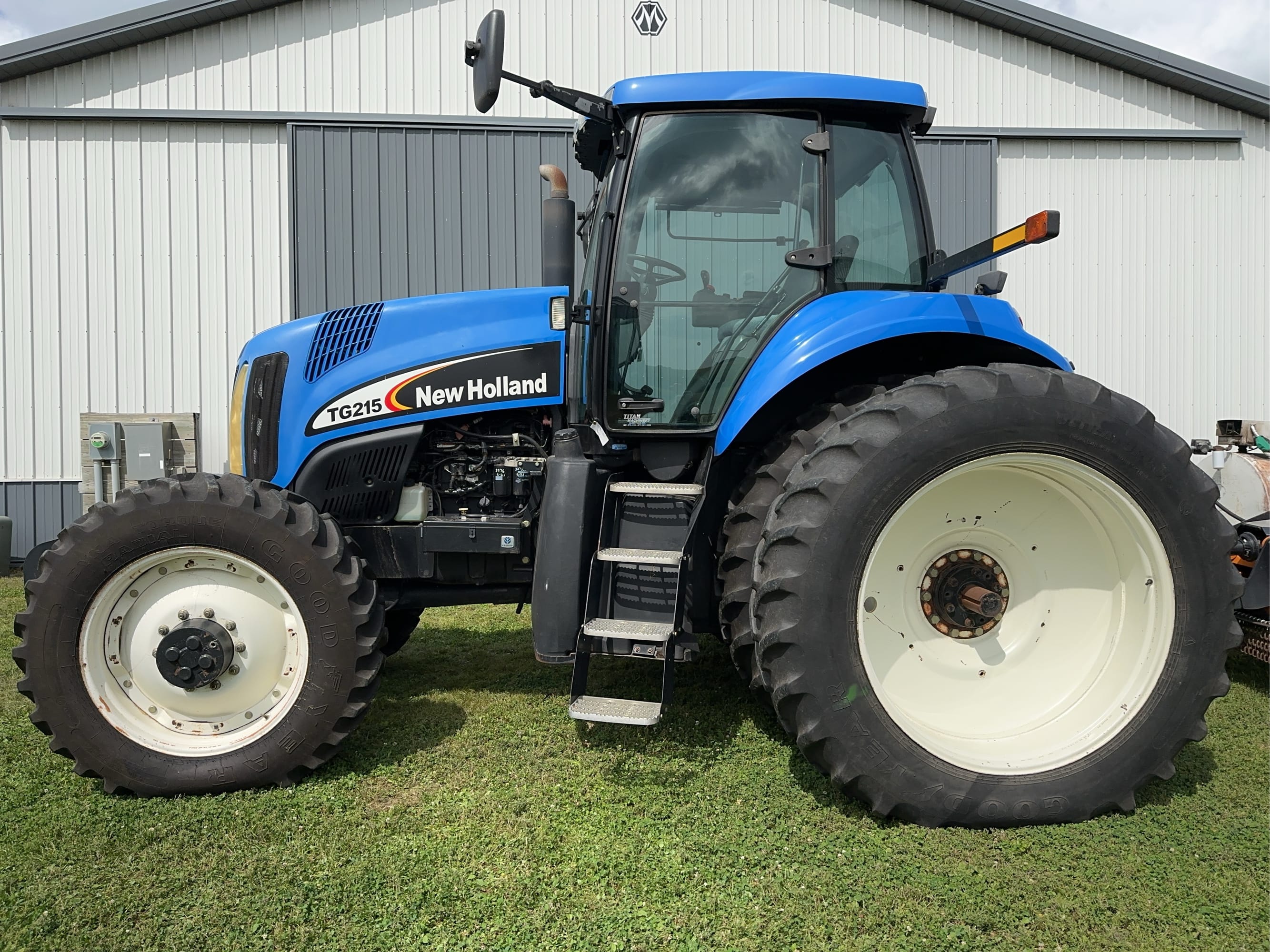 2007 New Holland TG215 Equipment Image0