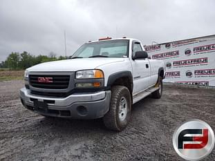 2005 GMC 2500HD Equipment Image0