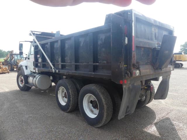 Image of International 7400 equipment image 3