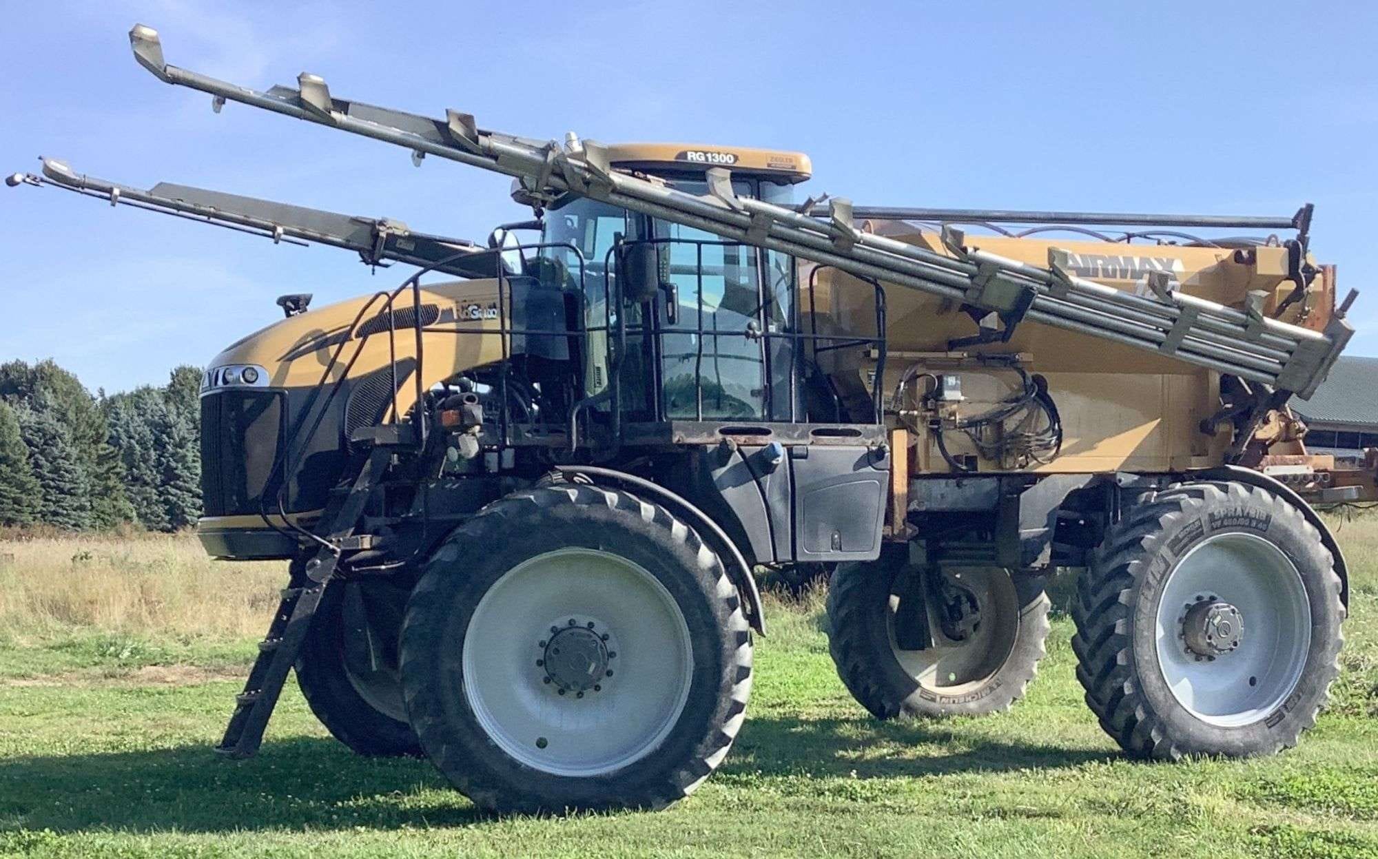 2014 RoGator RG1300 Equipment Image0