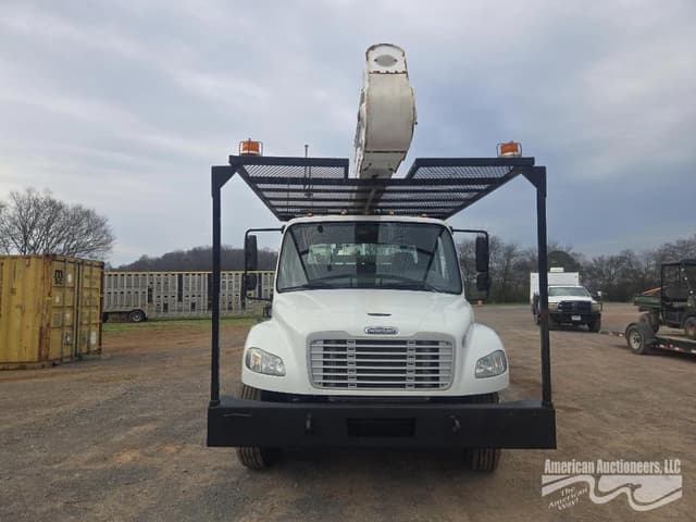 Image of Freightliner M2 106 equipment image 1