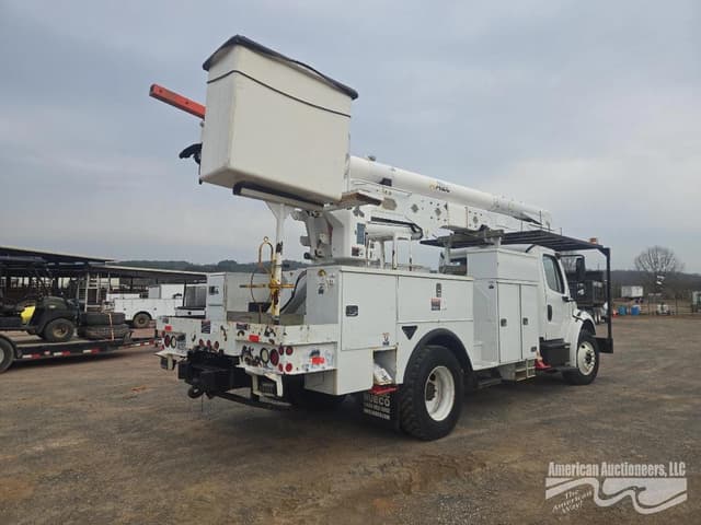 Image of Freightliner M2 106 equipment image 2