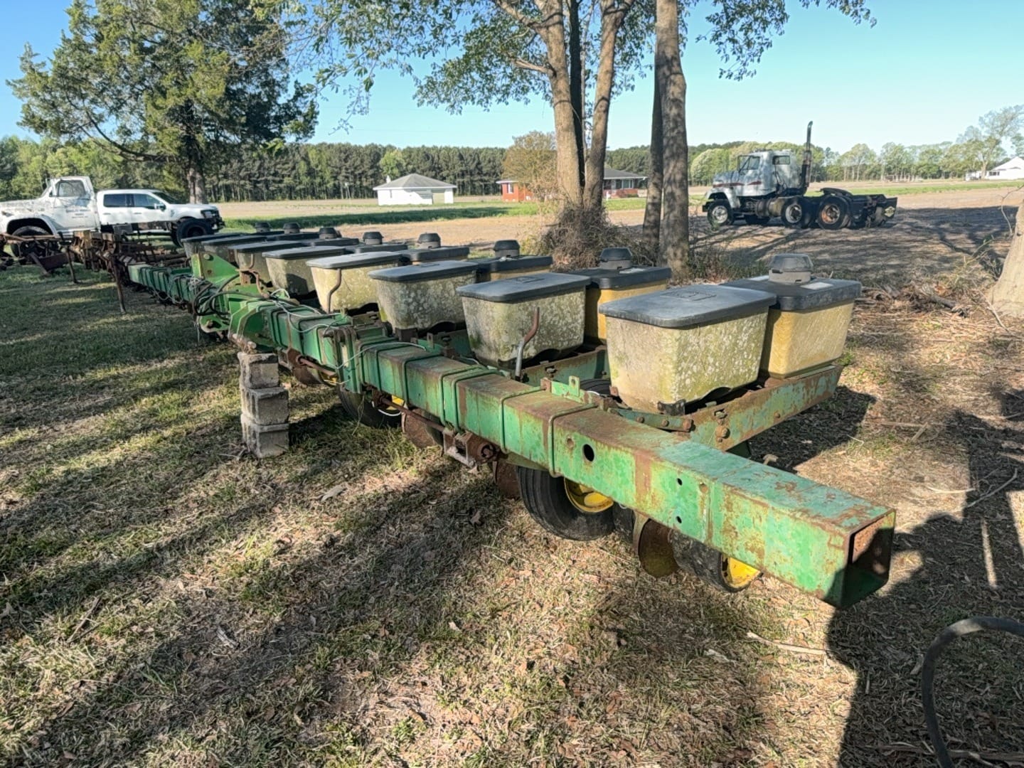 John Deere 7100 Equipment Image0