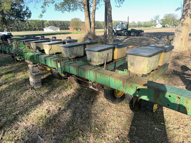 Image of John Deere 7100 equipment image 3