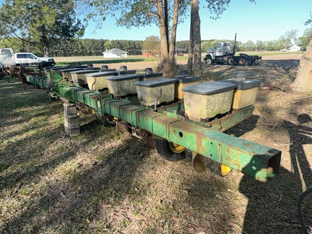 Image of John Deere 7100 equipment image 1