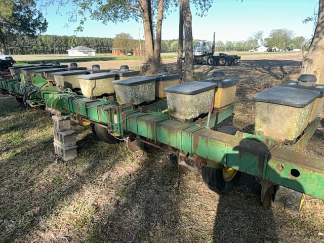 Image of John Deere 7100 equipment image 4