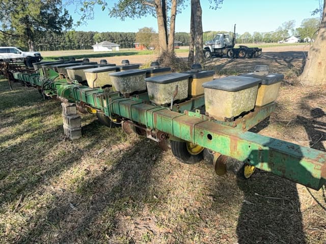 Image of John Deere 7100 equipment image 2