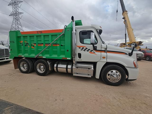 Image of Freightliner Cascadia equipment image 3