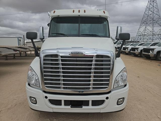 Image of Freightliner Cascadia equipment image 1