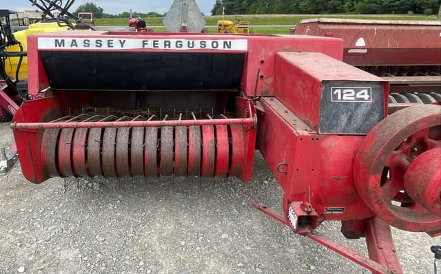 Image of Massey Ferguson 124 equipment image 1