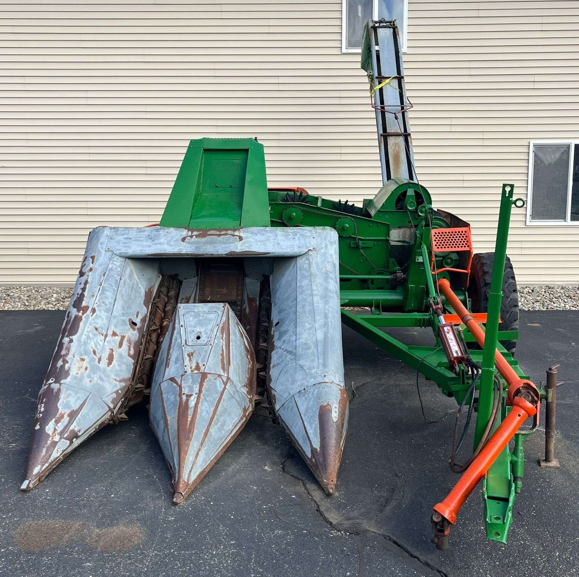 New Idea 325 Equipment Image0