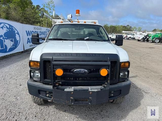Image of Ford F-350 equipment image 2