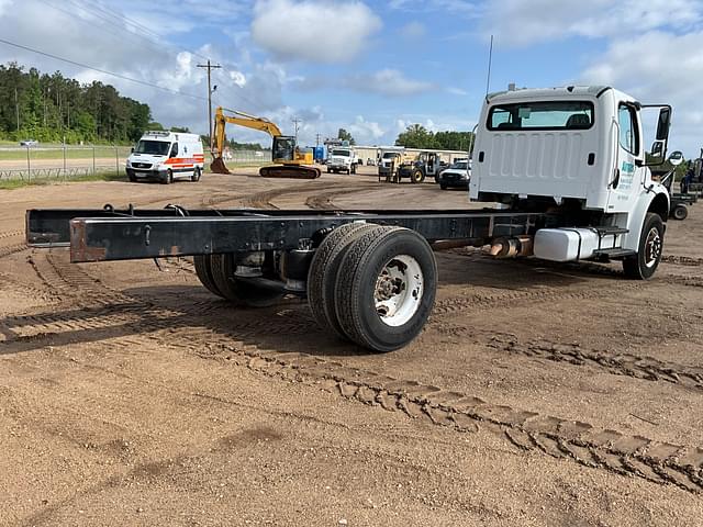 Image of Freightliner M2 equipment image 4