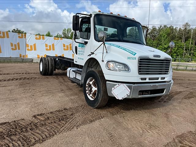 Image of Freightliner M2 equipment image 2