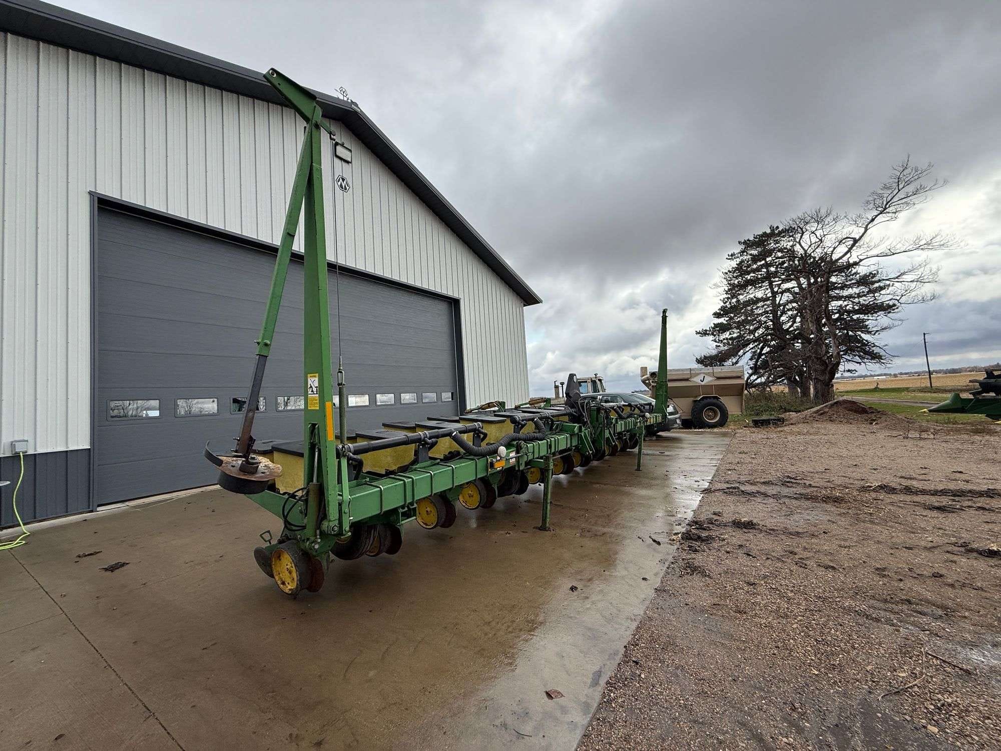 John Deere 7300 Equipment Image0