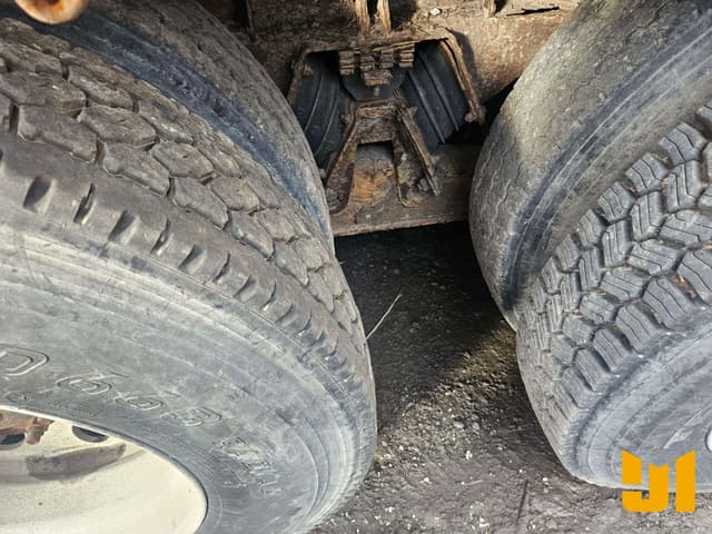 Image of International 7600 equipment image 3