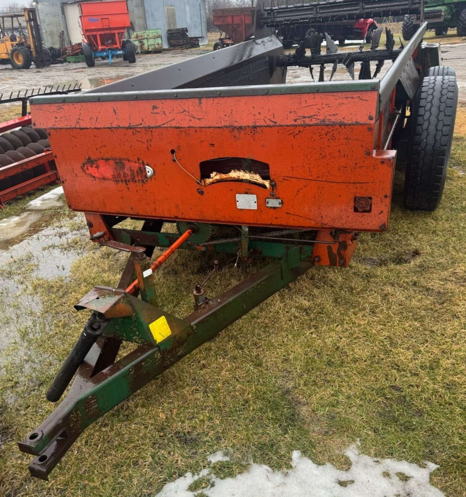 New Idea 218 Equipment Image0