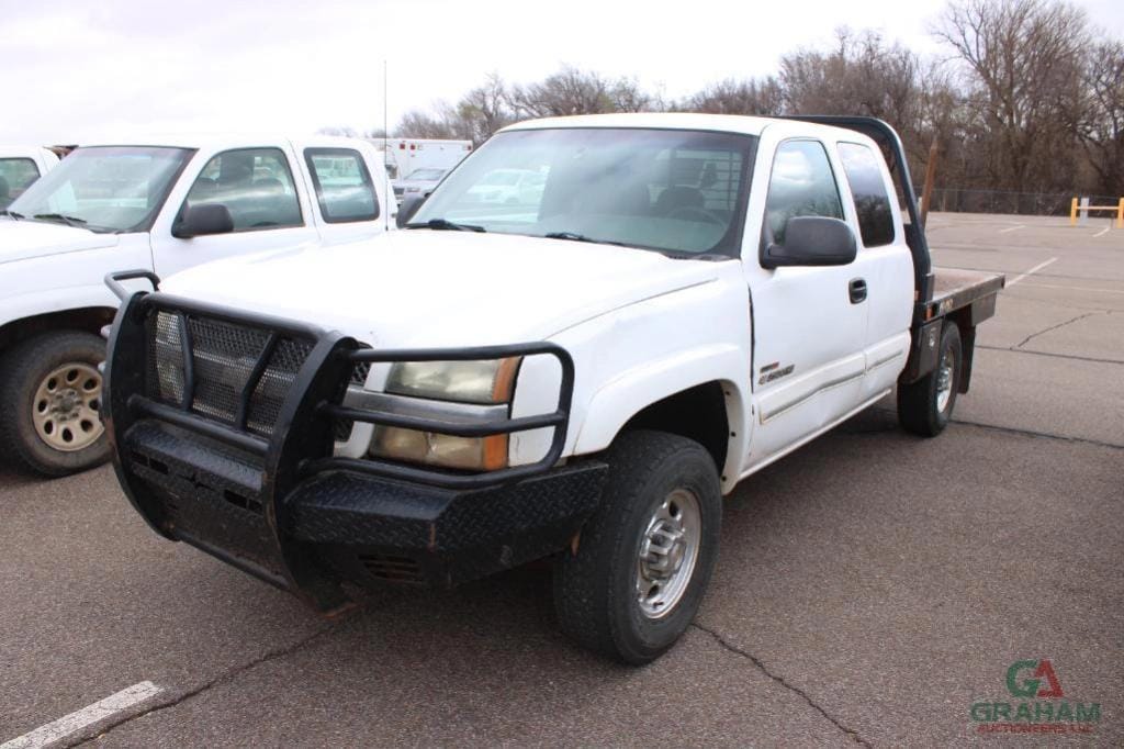 2003 Chevrolet 2500HD Equipment Image0