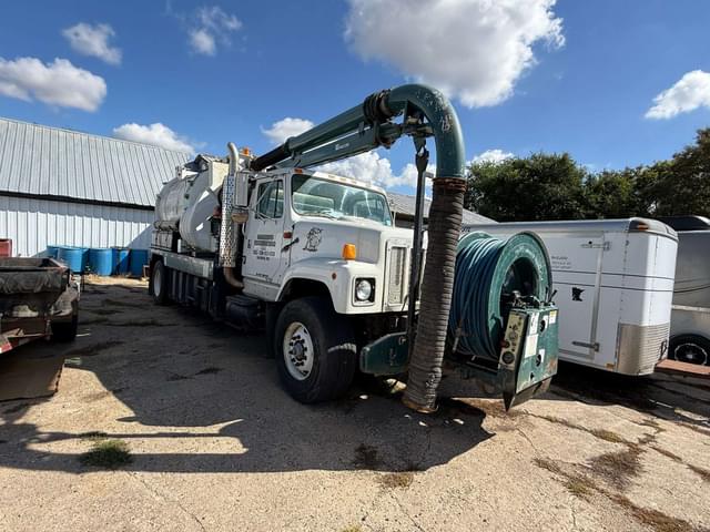 Image of International Navistar equipment image 2