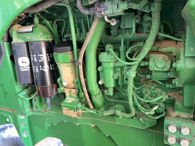 Image of John Deere 8235R equipment image 3