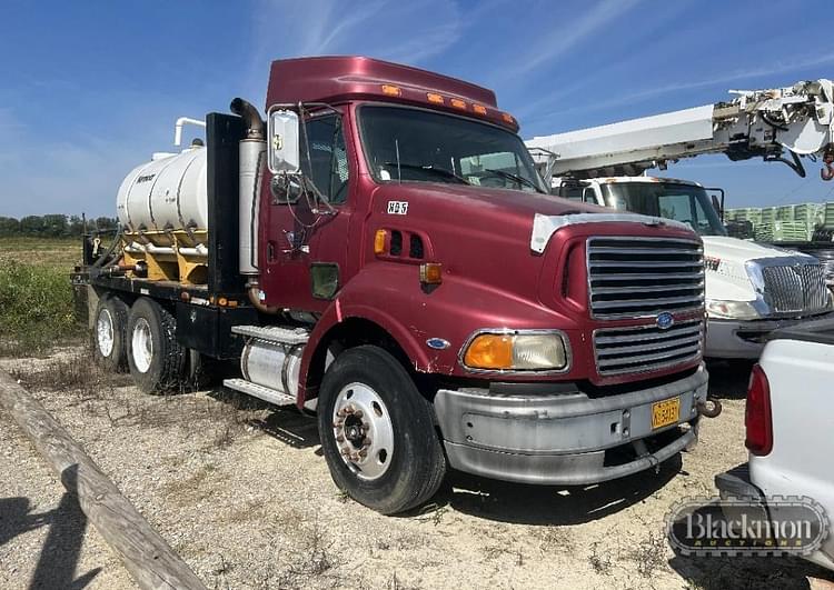 1996 Ford 9513 Equipment Image0