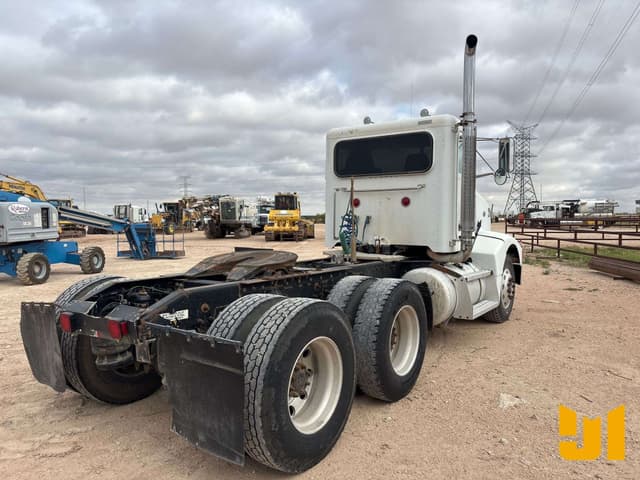 Image of Peterbilt 385 equipment image 4