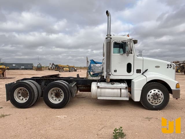 Image of Peterbilt 385 equipment image 3